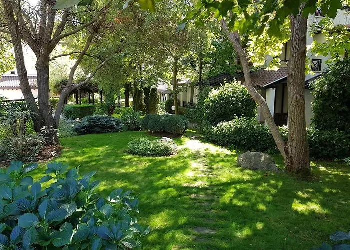 In The Picturesque Oasis & アパート