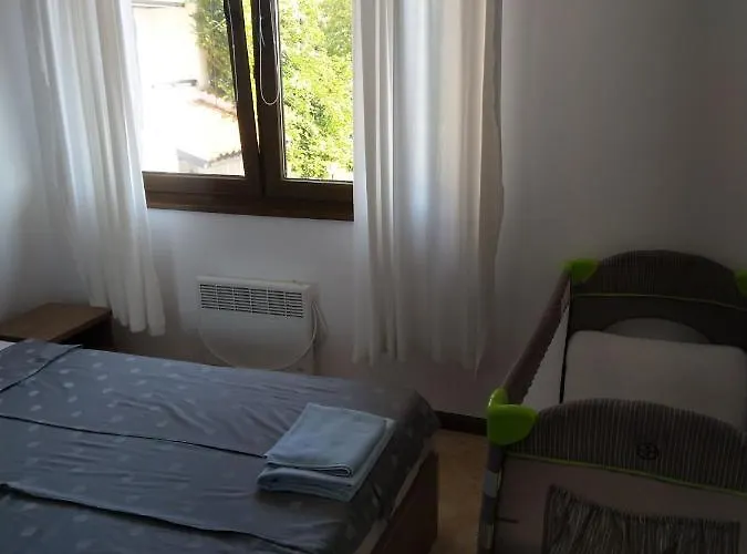 In The Picturesque Oasis & アパート