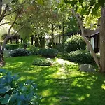 In The Picturesque Oasis & Апартамент