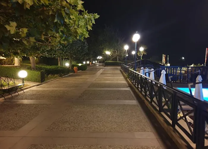 In The Picturesque Oasis & דירה